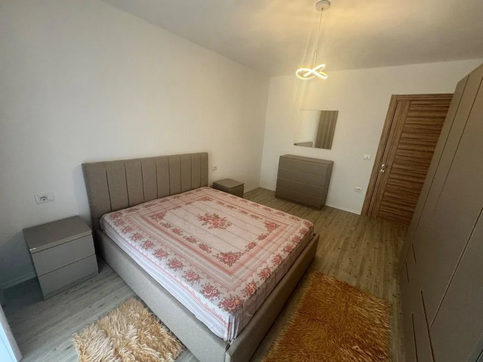 Tirane, jepet me qera apartament 1+1 Kati 5, 94 m² (Kombinat)