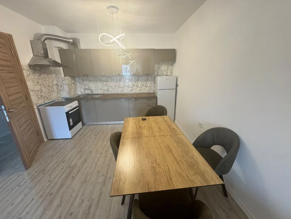 Tirane, jepet me qera apartament 1+1 Kati 5, 94 m² (Kombinat)