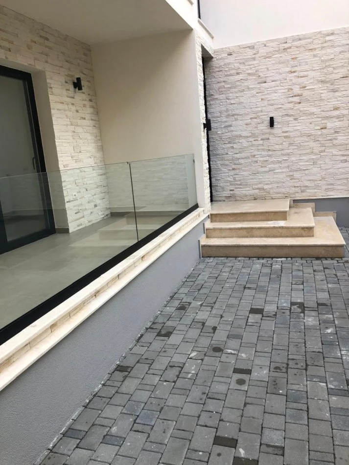 Tirane, jepet me qera Vile Kati 0, 450 m² 4.500 € (Rruga e durresit)