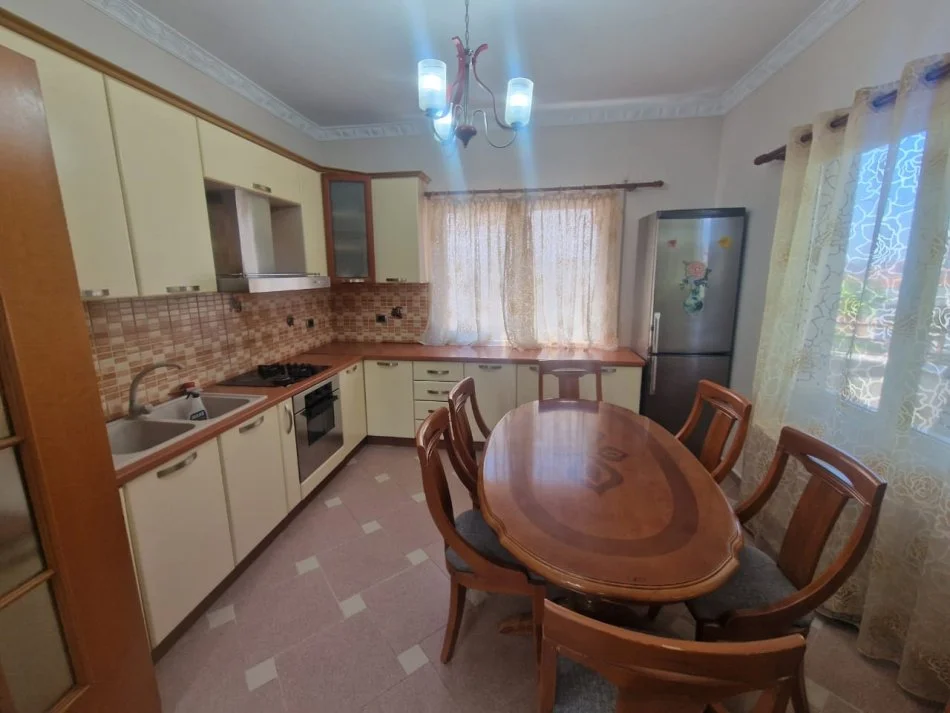 Tirane, jepet me qera Vile Kati 0, 400 m² 1.200 € (Selite)