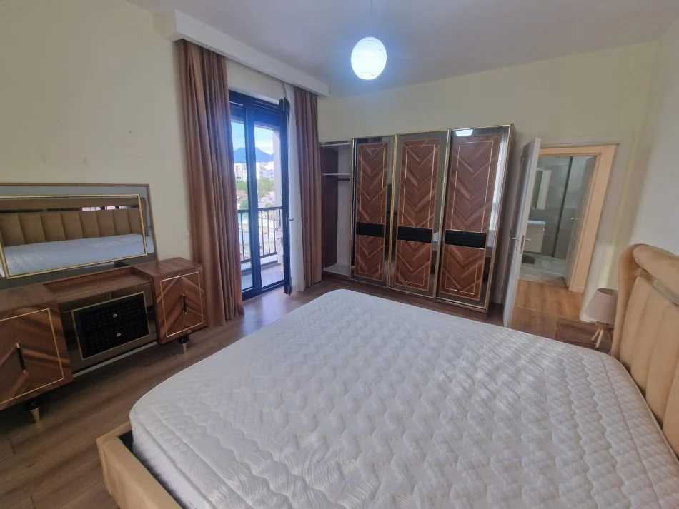 Tirane, jepet me qera apartament 2+1 Kati 3, 103 m² 850 € (Tregu dinamo)