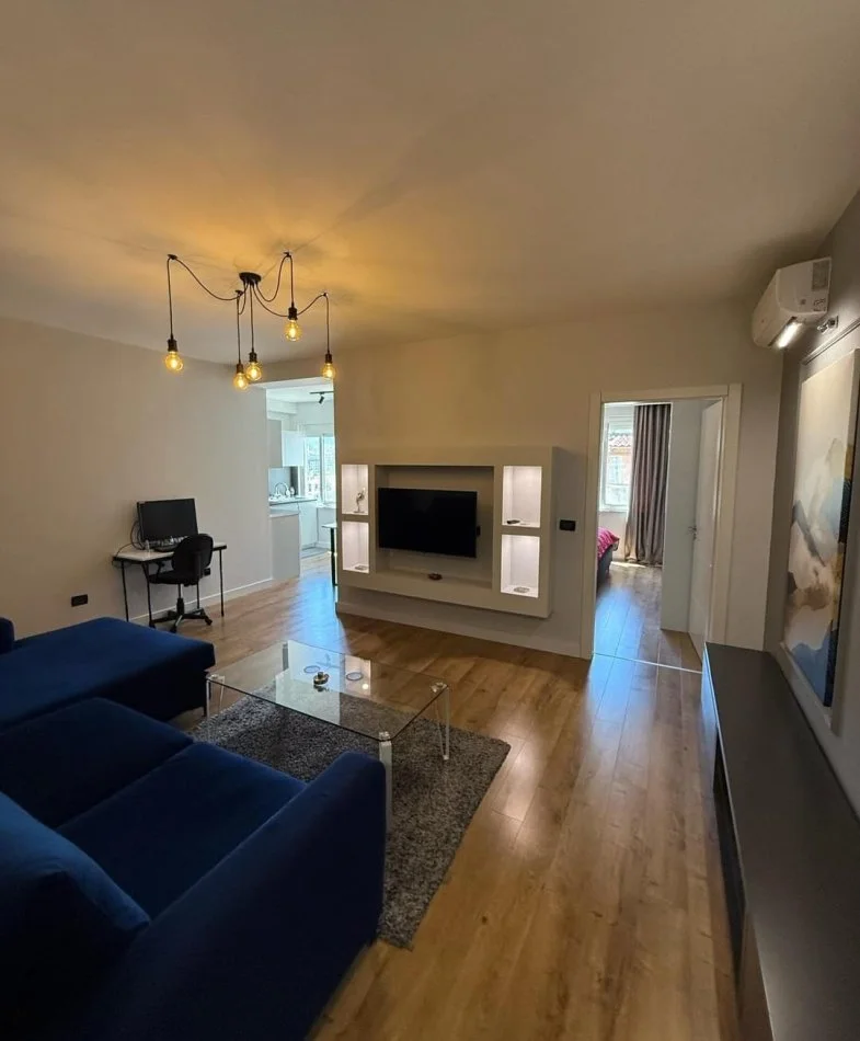 Tirane, jepet me qera apartament 1+1 Kati 11, 70 m² 700 € (Komuna parisit)