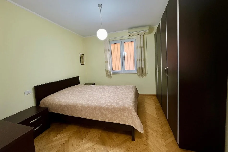 Tirane, jepet me qera apartament 1+1+Ballkon Kati 5, 60 m² 500 € (ambasada)