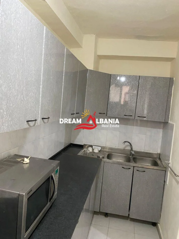 Tirane, jepet me qera apartament 1+1 Tek Rruga e Barrikadave, 55 m² 550€