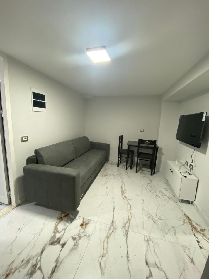 Tirane, jepet me qera apartament 1+1 Kati 2, 50 m² 350 € (Rruga 5 maji)