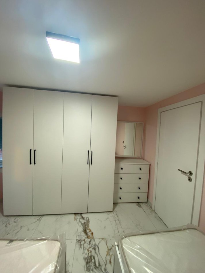Tirane, jepet me qera apartament 1+1 Kati 2, 50 m² 350 € (Rruga 5 maji)