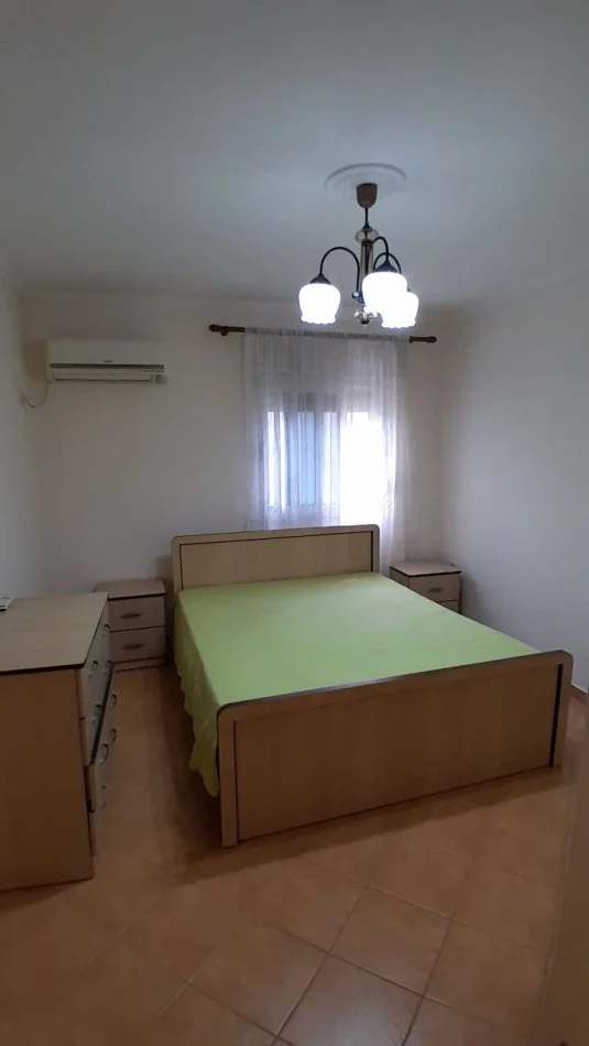 Tirane, jepet me qera apartament 3+1+Aneks+Ballkon Kati 3, 135 m² 600 € (Stadiumi Dinamo)