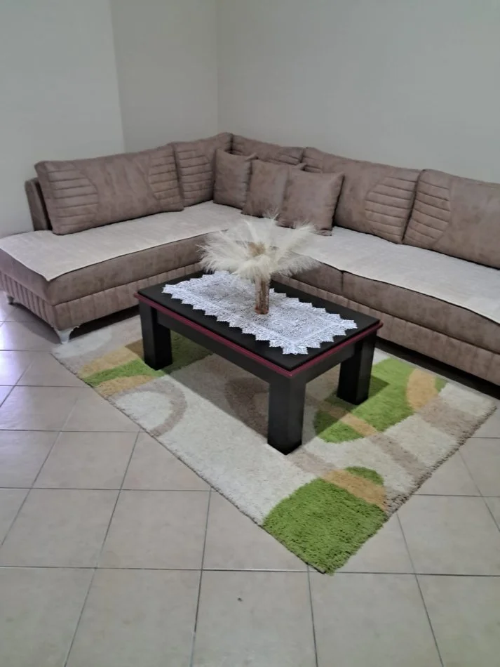 Tirane, jepet me qera apartament 1+1+Ballkon Kati 1, 75 m² 400 € (Loni ligori)