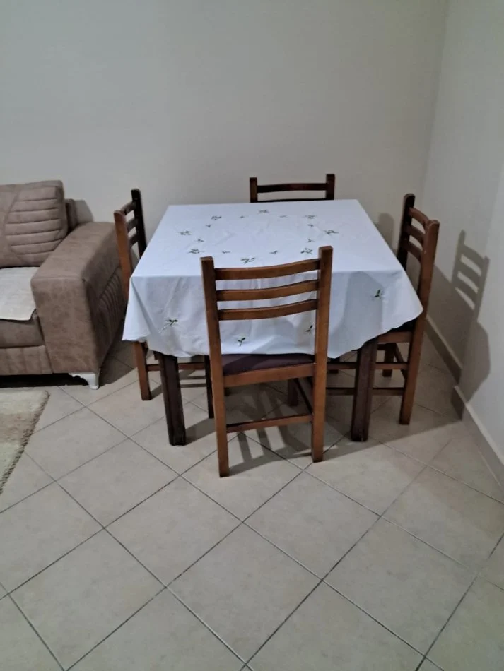 Tirane, jepet me qera apartament 1+1+Ballkon Kati 1, 75 m² 400 € (Loni ligori)