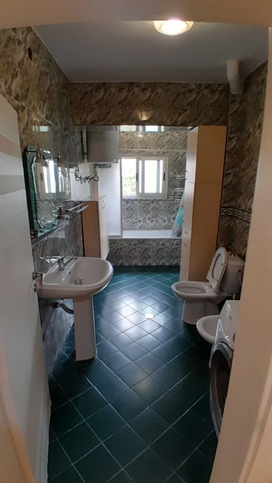 Tirane, jepet me qera apartament 3+1+Aneks+Ballkon Kati 3, 135 m² 600 € (Stadiumi Dinamo)