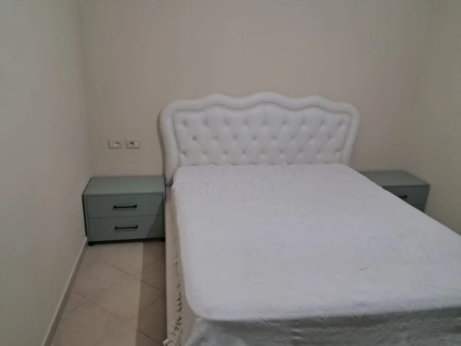 Tirane, jepet me qera apartament 1+1+Ballkon Kati 1, 75 m² 400 € (Loni ligori)