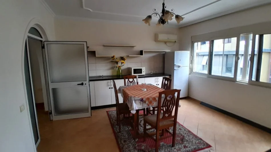 Tirane, jepet me qera apartament 3+1+Aneks+Ballkon Kati 3, 135 m² 600 € (Stadiumi Dinamo)
