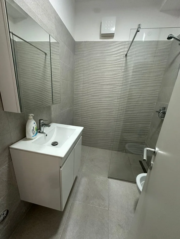 Tirane, jepet me qera , 70 m² 450 € (Xhanzife Keko)
