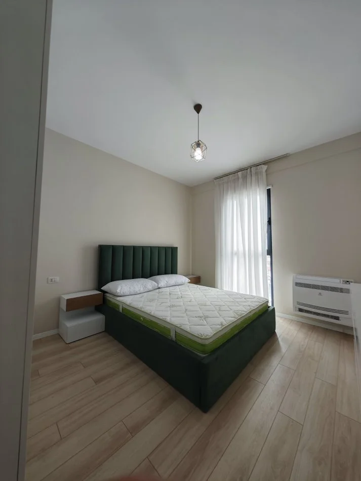 Tirane, jepet me qera apartament 1+1 , 70 m² 550 € (Ish venue club)