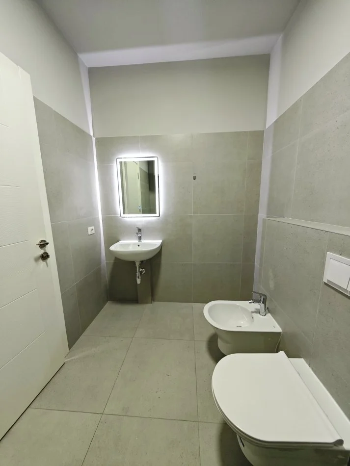 Tirane, jepet me qera apartament 1+1 , 70 m² 550 € (Ish venue club)