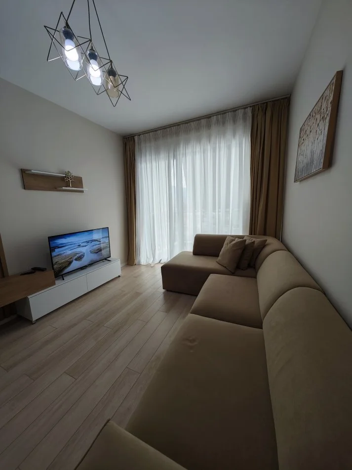 Tirane, jepet me qera apartament 1+1 , 70 m² 550 € (Ish venue club)