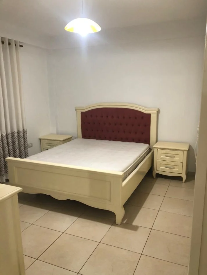 Tirane, jepet me qera apartament 2+1 Kati 1, 100 m² 600 € (Rruga kavajes)