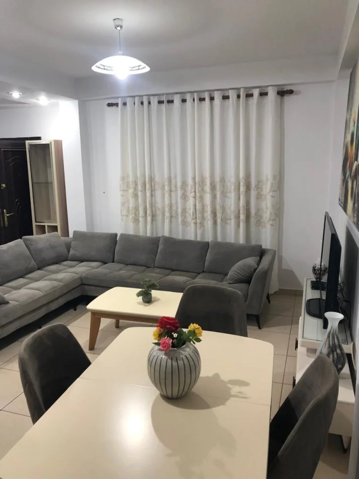 Tirane, jepet me qera apartament 2+1 Kati 1, 100 m² 600 € (Rruga kavajes)