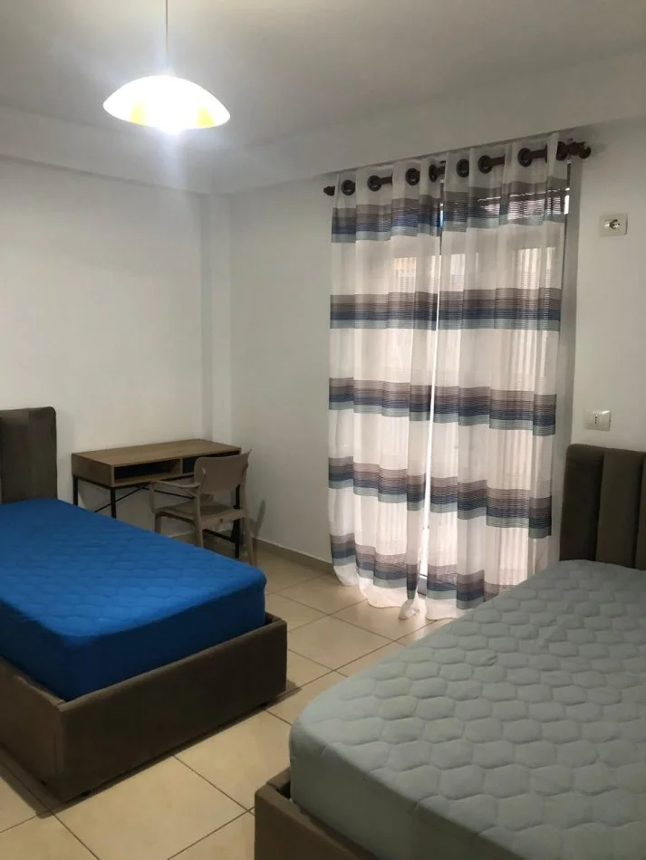 Tirane, jepet me qera apartament 2+1 Kati 1, 100 m² 600 € (Rruga kavajes)