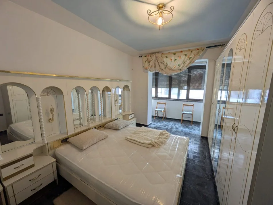 Tirane, jepet me qera apartament 1+1 Kati 2, 65 m² 550 € (Rruga kavajes)