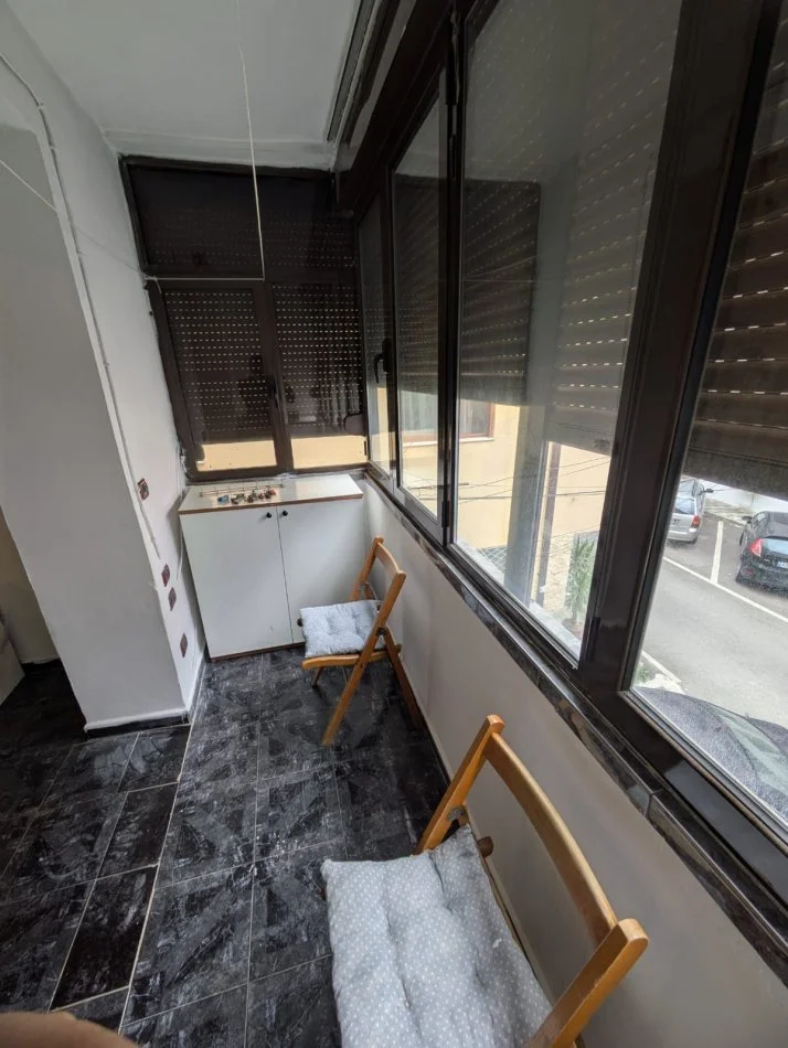 Tirane, jepet me qera apartament 1+1 Kati 2, 65 m² 550 € (Rruga kavajes)