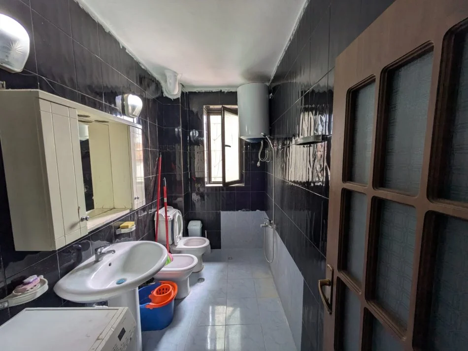 Tirane, jepet me qera apartament 1+1 Kati 2, 65 m² 550 € (Rruga kavajes)