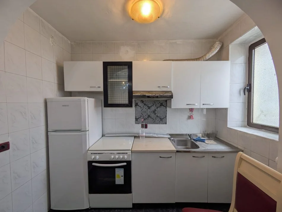 Tirane, jepet me qera apartament 1+1 Kati 2, 65 m² 550 € (Rruga kavajes)