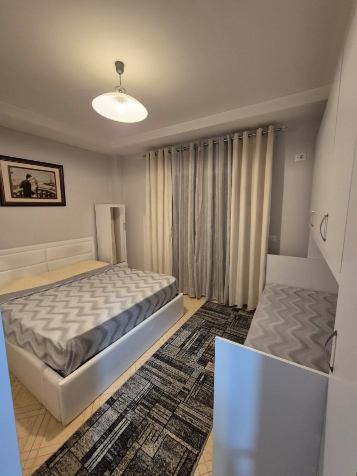 Tirane, jepet me qera apartament 1+1 Kati 5, 60 m² 500 € (Rruga 5 Maj)