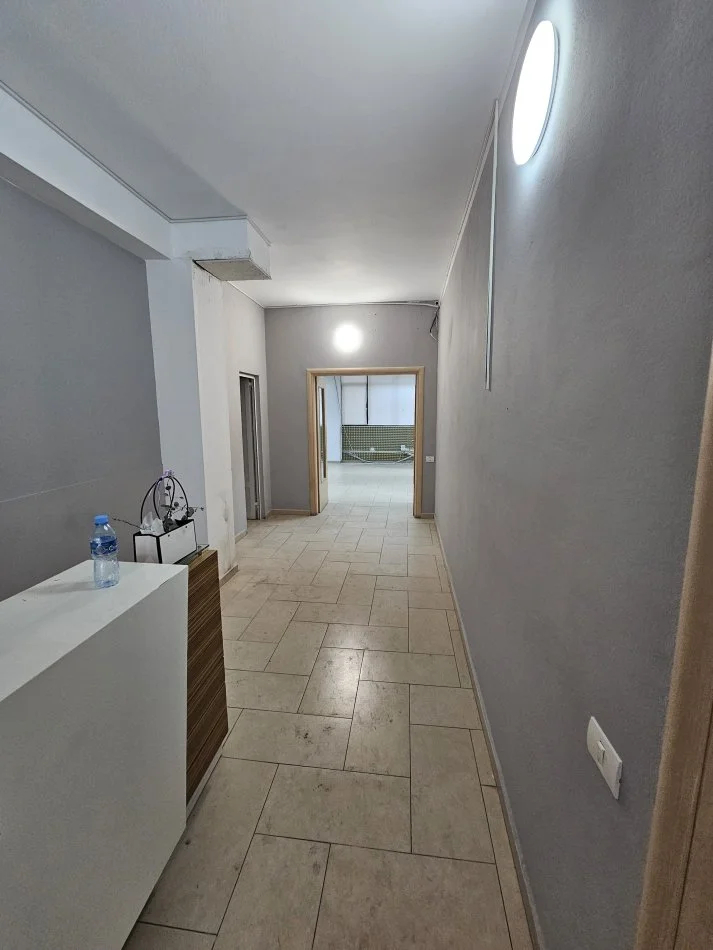 Tirane, jepet me qera ambjent biznesi Kati 2, 320 m² 3.000 € (Rruga elbasanit)