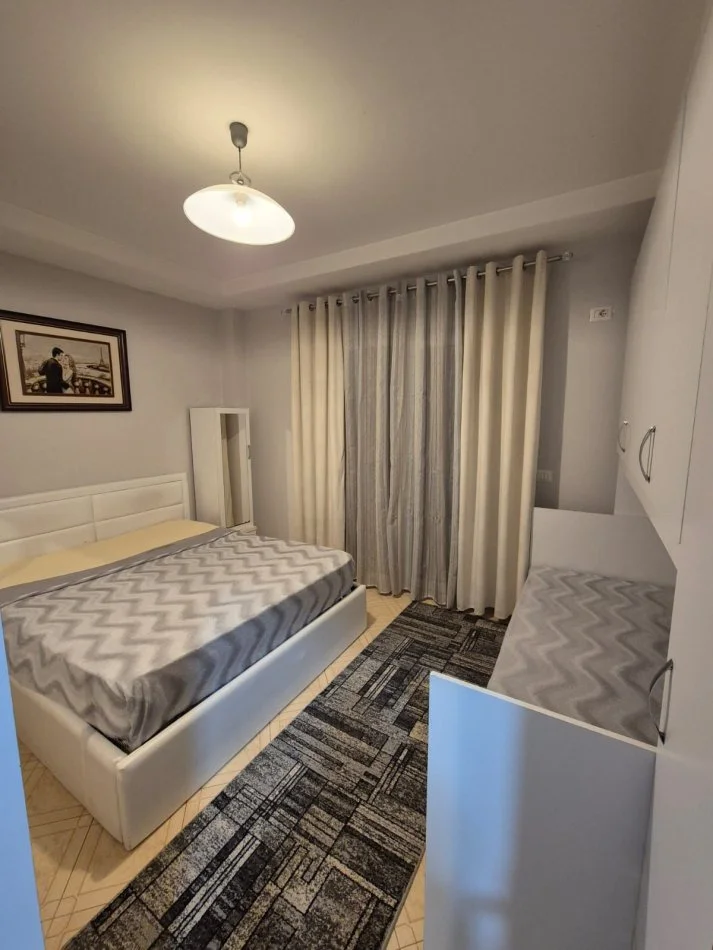 Tirane, jepet me qera apartament 1+1 Kati 5, 60 m² 45000 leke (Rruga 5 Maj)