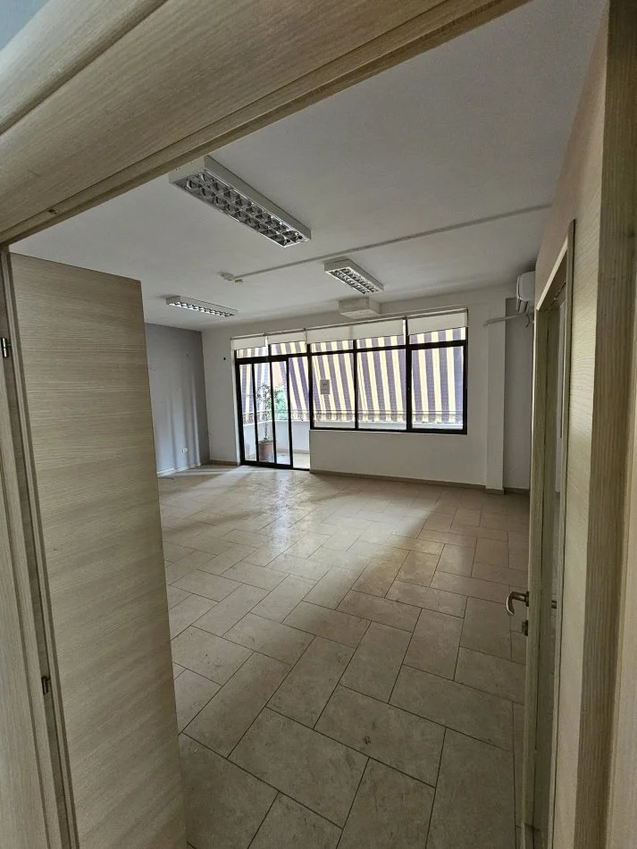 Tirane, jepet me qera ambjent biznesi Kati 2, 320 m² 3.000 € (Rruga elbasanit)