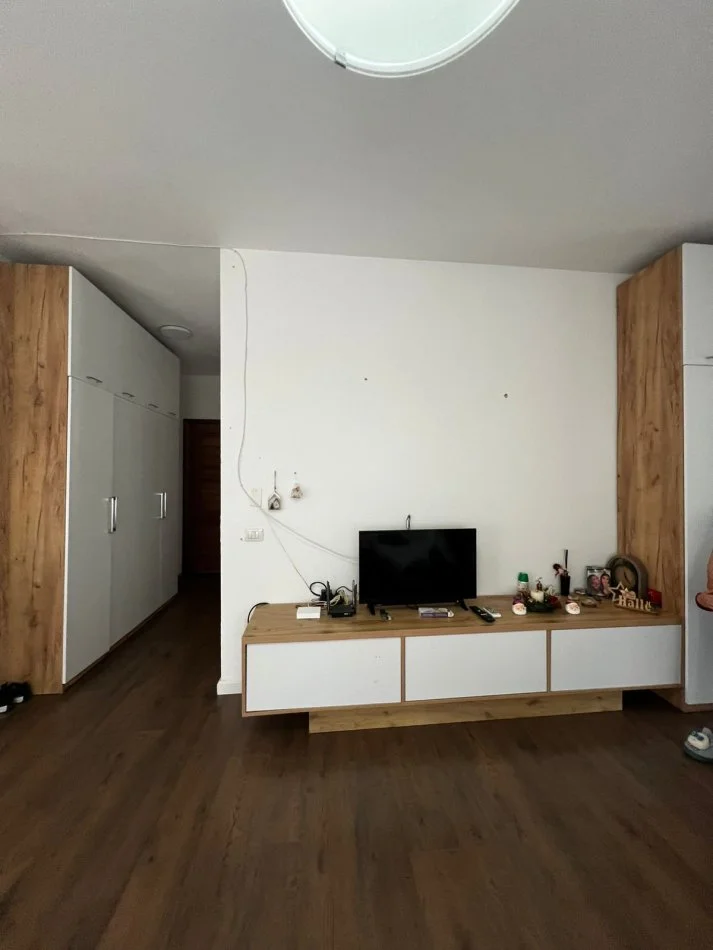 Tirane, shitet apartament 1+1+Ballkon Kati 4, 84 m² 100.001 € (Rruga Muhamed Deliu Fresk)