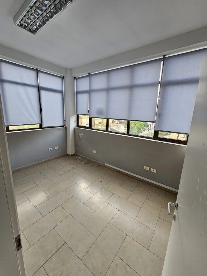 Tirane, jepet me qera ambjent biznesi Kati 2, 320 m² 3.000 € (Rruga elbasanit)