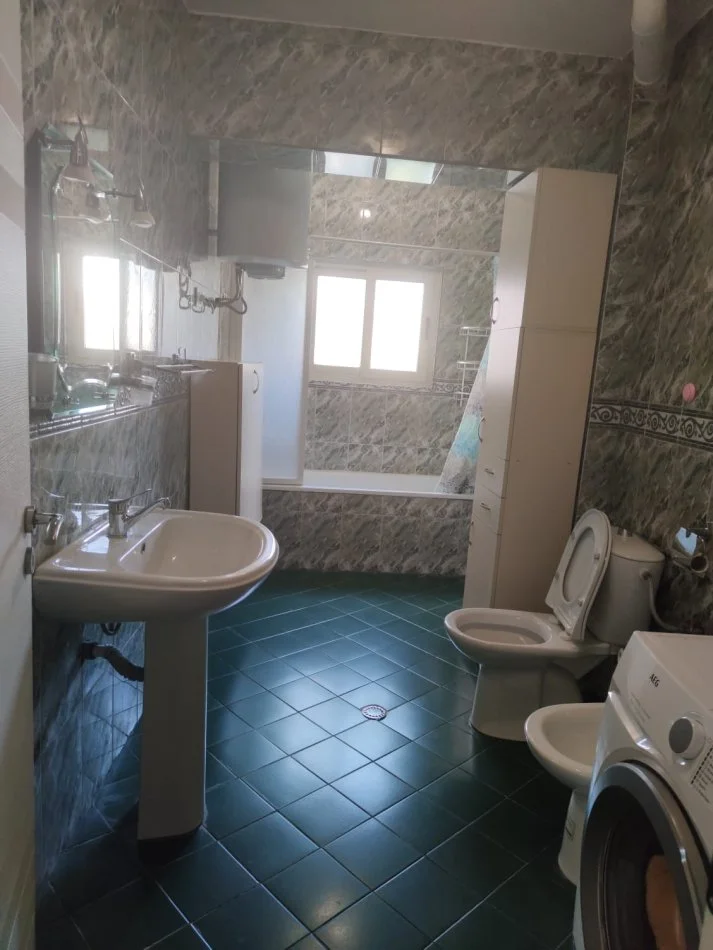 Shqiperi, jepet me qera apartament 3+1+Ballkon , 113 m² 600 € (Rruga Sulejman Delvina)