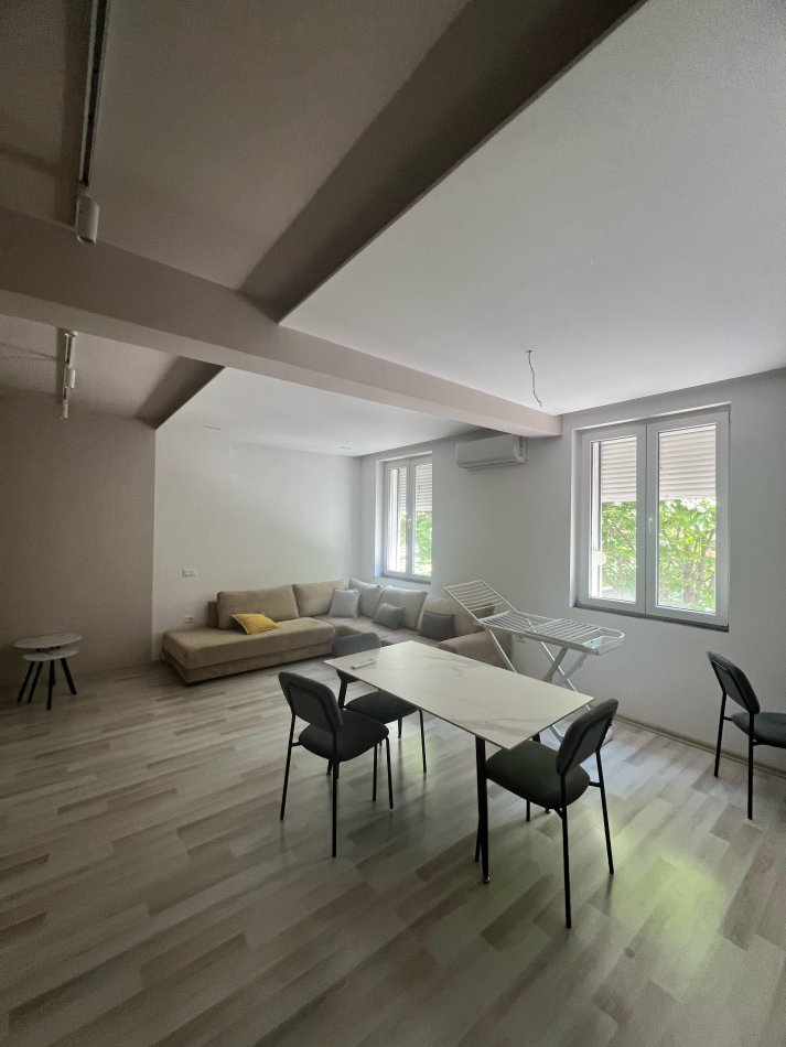 Tirane, jepet me qera apartament 1+1 Kati 2, 59 m² 600 € (Komuna e Parisit)