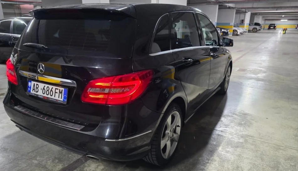 Tirane, shes makine Benz