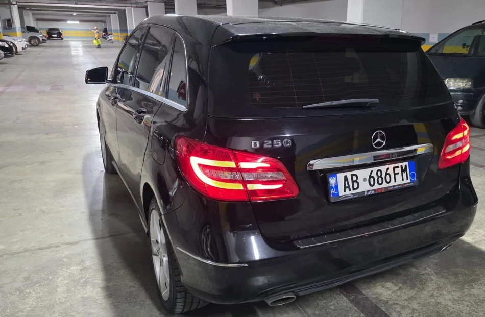 Tirane, shes makine Benz