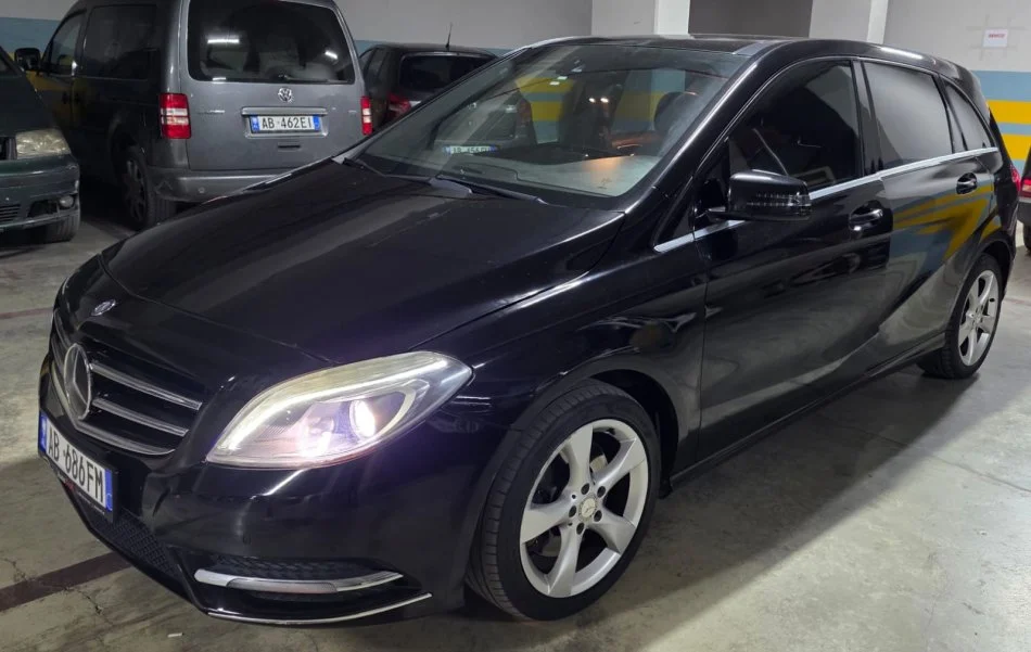 Tirane, shes makine Benz