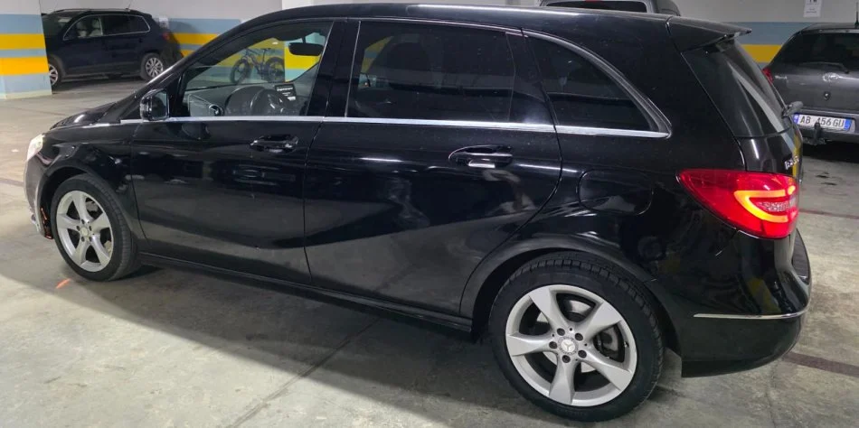 Tirane, shes makine Benz