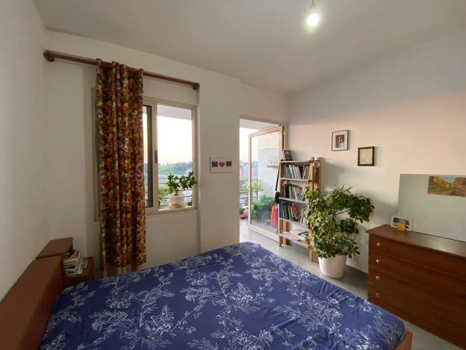 Tirane, jepet me qera apartament 2+1+Ballkon Kati 4, 105 m² 370 € (Kompleski i Tom Doshit)