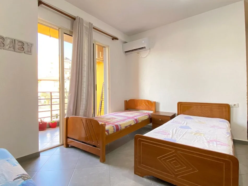 Tirane, jepet me qera apartament 2+1+Ballkon Kati 4, 105 m² 370 € (Kompleski i Tom Doshit)