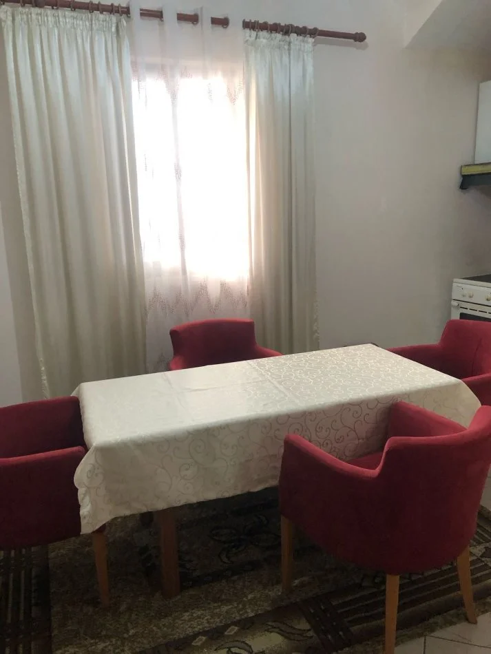 Tirane, jepet me qera apartament 2+1+Ballkon Kati 3, 100 m² 550 € (parku)