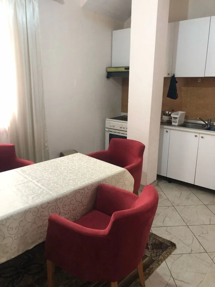 Tirane, jepet me qera 2+1 Kati 3, 100 m² 550 € (stavri themeli)