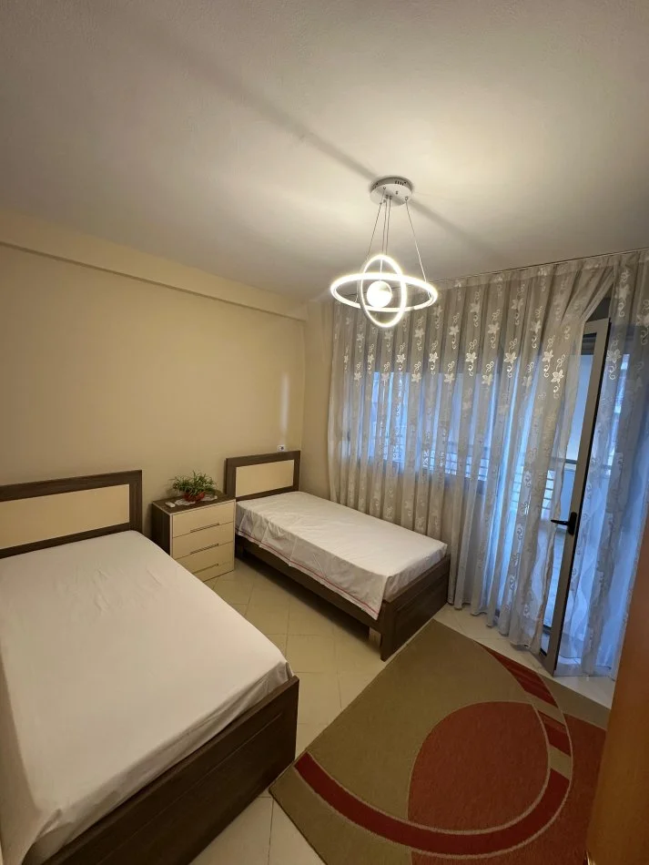 Tirane, jepet me qera apartament 2+1+Ballkon Kati 5, 550 € (Rruga Kavajës , Condor Center)
