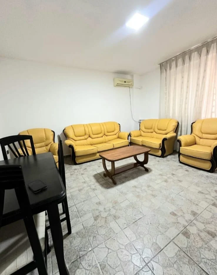 Tirane, jepet me qera apartament 1+1 Kati 8, 450 € (Komuna parisit)