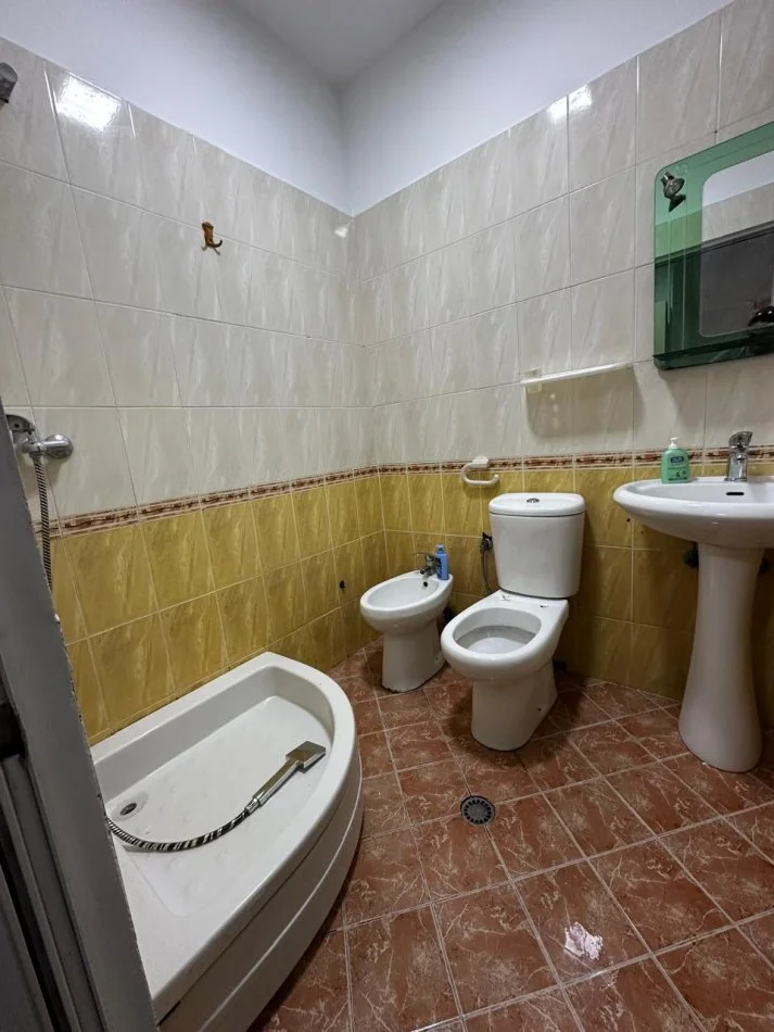 Tirane, jepet me qera apartament 1+1 Kati 8, 450 € (Komuna parisit)