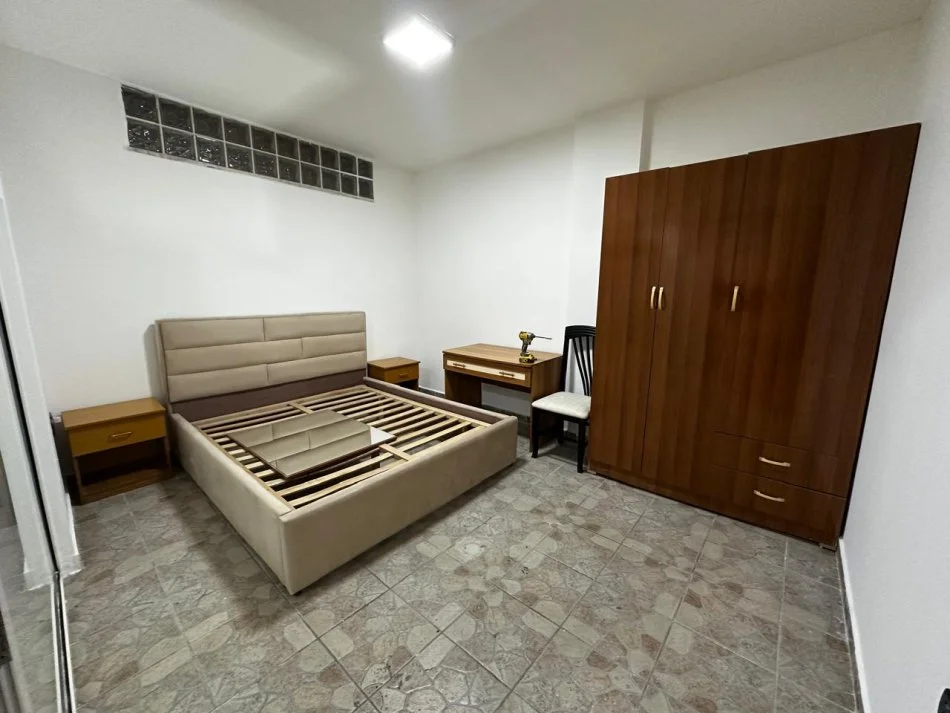 Tirane, jepet me qera apartament 1+1 Kati 8, 450 € (Komuna parisit)