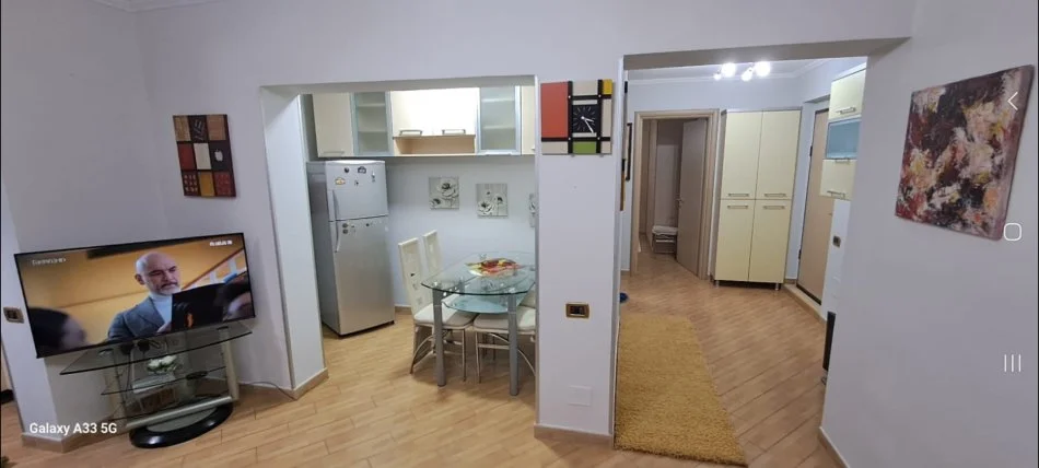 Tirane, jepet me qera apartament 1+1 Kati 4, 55 m² 500 € (Prane liceut)
