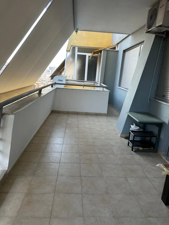 Tirane, jepet me qera apartament 2+1+Ballkon Kati 5, 550 € (Rruga Kavajës , Condor Center)