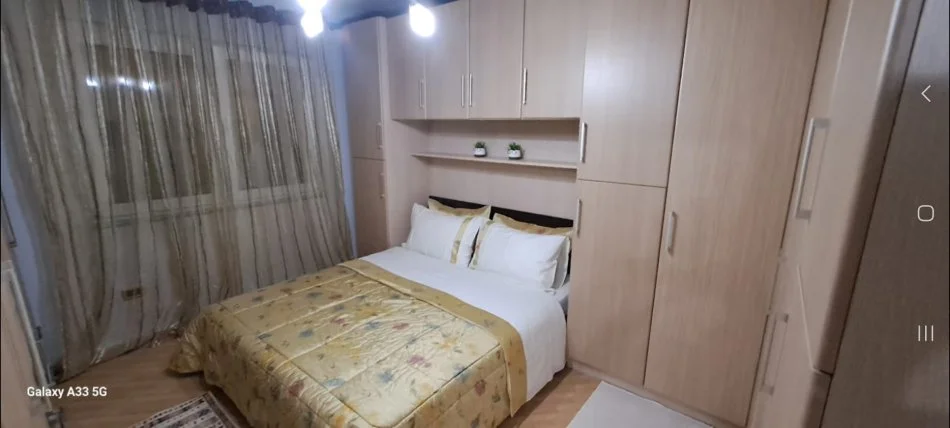 Tirane, jepet me qera apartament 1+1 Kati 4, 55 m² 500 € (Prane liceut)